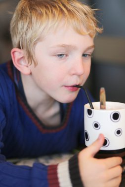 Çocuğa içki milkshake kokteyl