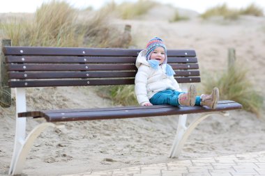 Kız yanında kum tepeleri bankta