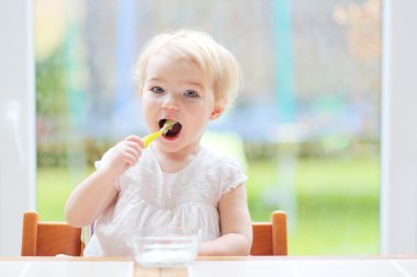 kız yemek lezzetli yoğurt