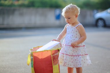 büyük alışveriş çantası alarak bebek kız