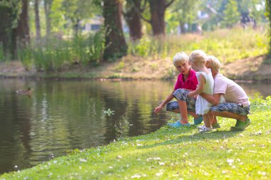 parkta oynayan kız kardeşlerle