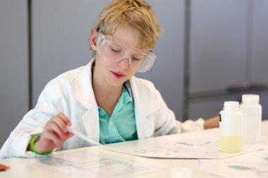 okul çocuk kimya laboratuarında deneyler yapma