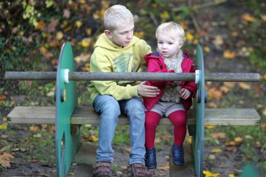kardeş kardeş parkta eğleniyor
