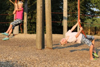 çocuklar üzerinde bungee jumping