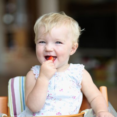 Şirin Bebek kız lezzetli taze domates üzerinde ısırma