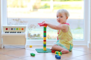 plastik bloklu Karoların katta oturan oynayan kız