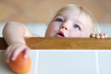 Bebeği lezzetli kayısı ulaşan