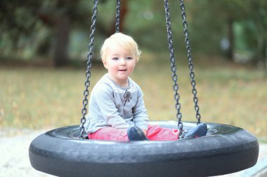 ? aby kız oyun parkında eğleniyor