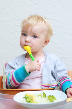 haşlanmış sebzeler yiyen kız