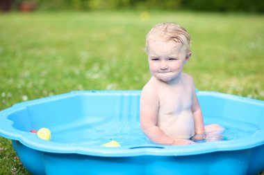 küçük, plastik banyo su ile oynayan kız