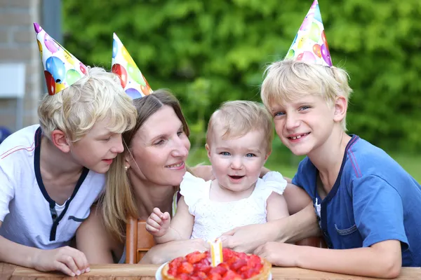 Anya és három gyermek ünneplése az első születésnapját a szórakozás — Stock Fotó