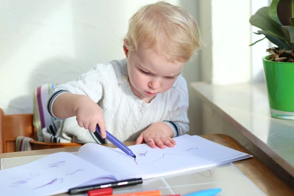 Meisje tekening binnenshuis zittend op hoge stoel — Stockfoto