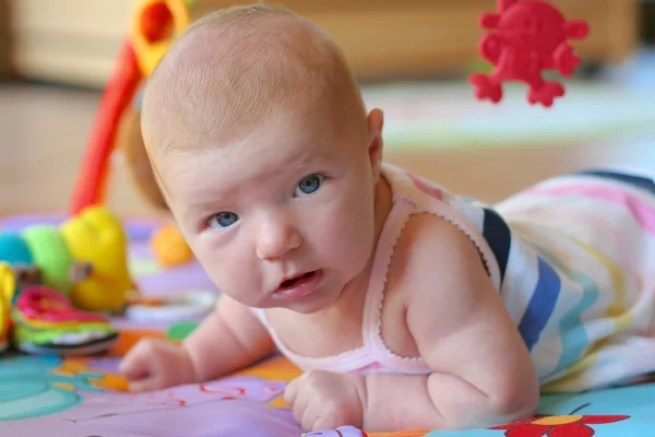 Meisje van de baby met kleurrijke speelgoed — Stockfoto