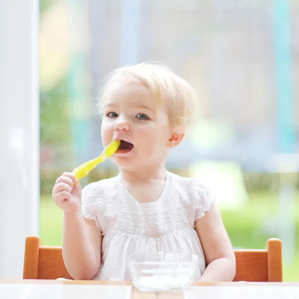 Flickan äta läckra yoghurt — Stock fotografie