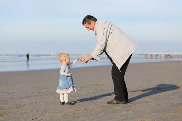 Vater und Tochter spielen zusammen am Strand — Stockfoto