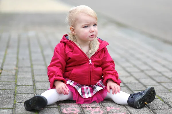 Flicka på asfalt med rosa krita — Stockfoto