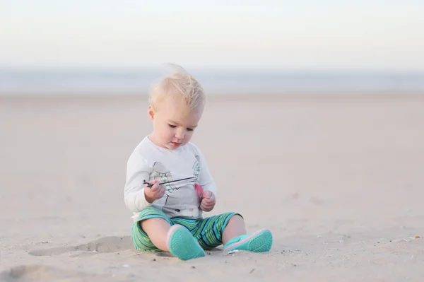 Bambina che gioca tra le dune sulla spiaggia — Foto Stock