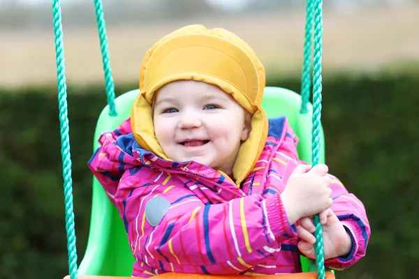 Kız açık havada salıncakta sallanan