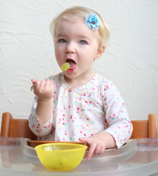 Girl eating grapes from cocktail stick — Stock Photo, Image