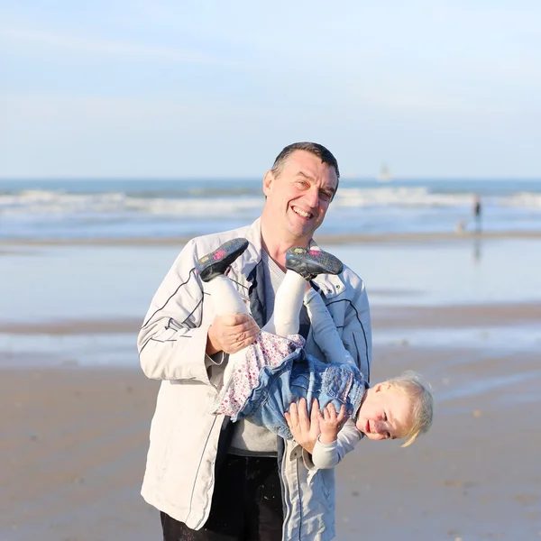 Padre e figlia giocare sulla spiaggia — Foto Stock