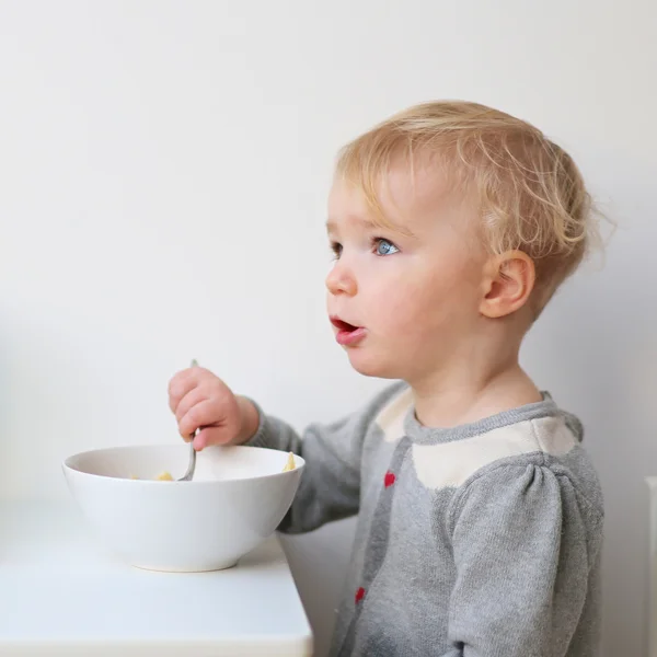 Girl eating pasta — Stock Photo, Image