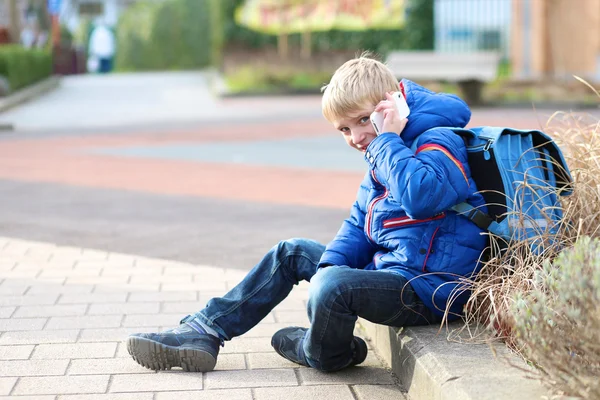 Tonåring pojke ringer på mobiltelefon — Stockfoto