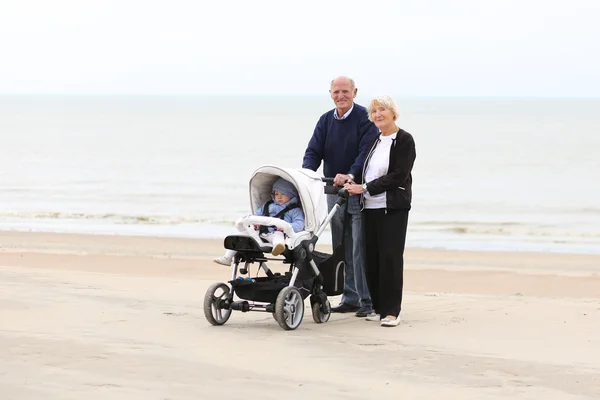 夫妇抱着婴儿在海滩上 — 图库照片
