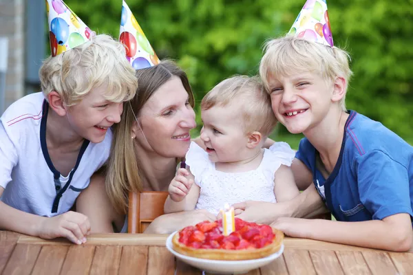 Moeder en drie kinderen plezier vieren eerste verjaardag — Stockfoto