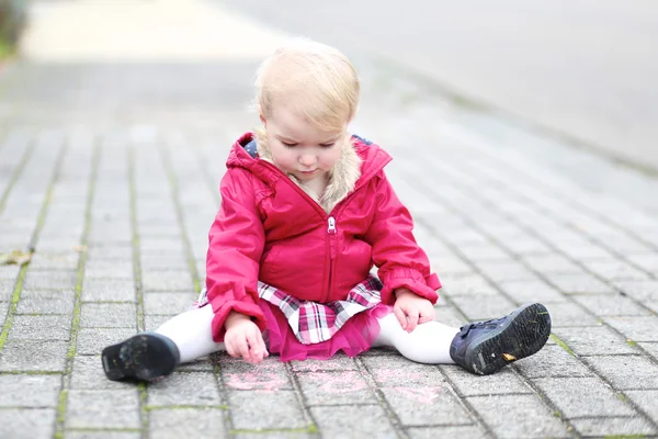 Girl drawing on asphalt with pink chalk — Stock Photo, Image