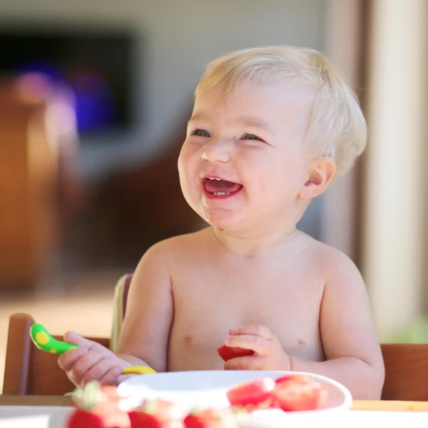 Toddler eating tomato — Stock Photo, Image