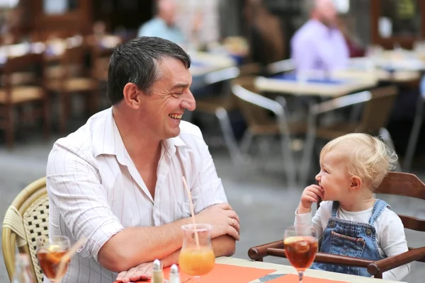 Feliz padre e hija en la cafetería italiana — Foto de Stock