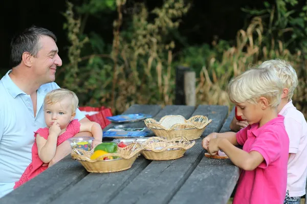 Apja a gyermekek az erdő birtoklás piknik — Stock Fotó