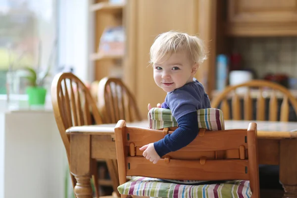 台所の高い椅子に座っている女の子 — ストック写真