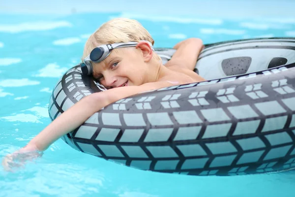 Pojke bada i pool — Stockfoto