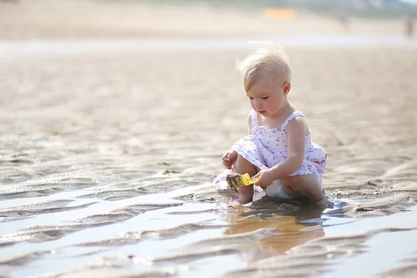Niña jugando con agua y arena —  Fotos de Stock