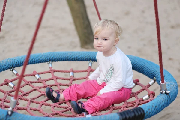 Menina do bebê relaxante em uma rede de balanço — Fotografia de Stock