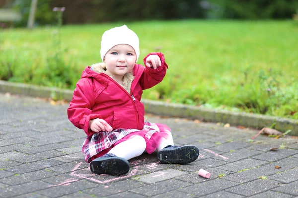 Menina desenho em asfalto com giz — Fotografia de Stock