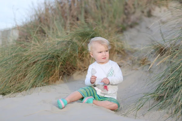 Niña jugando en las dunas en la playa —  Fotos de Stock