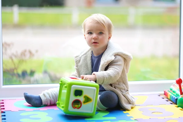 Девушка играет с сортировочной игрушкой — стоковое фото