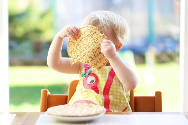 Menina comendo panquecas deliciosas — Fotografia de Stock