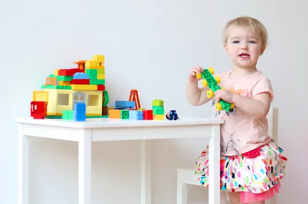 Plastik bloklardan ev inşa eden kız — Stok fotoğraf