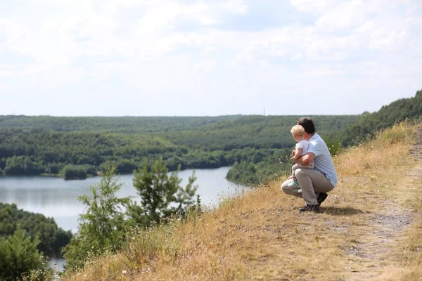 Батько з дочкою на пагорбі — стокове фото