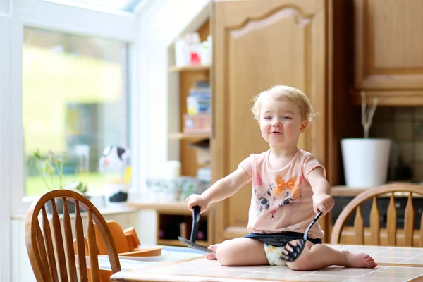 Menina brincando com concha e skimmer — Fotografia de Stock