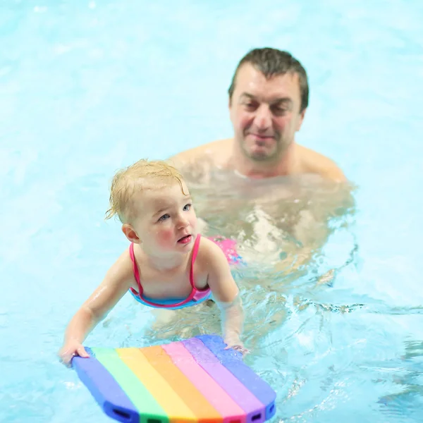 Vater bringt Tochter das Schwimmen bei — Stockfoto