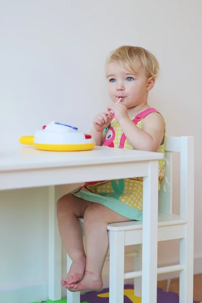 Chica comiendo piruleta — Foto de Stock