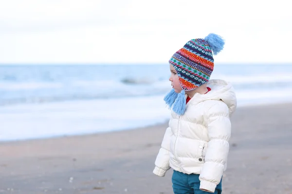 Menina de pé na praia — Fotografia de Stock