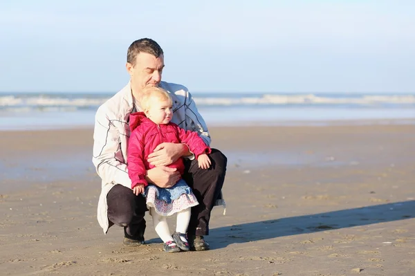 Pai e filha brincando na praia — Fotografia de Stock