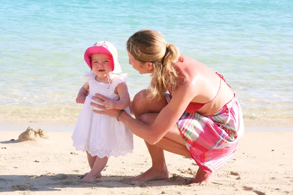 Mother with daughter on a tropical beach — Stock Photo, Image