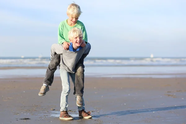 Hermanos gemelos en la playa —  Fotos de Stock