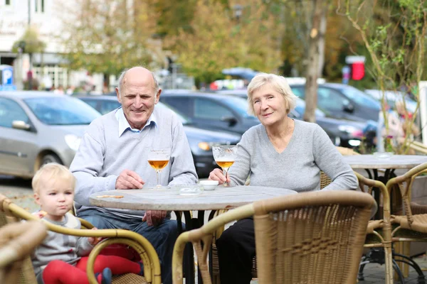 Couple of seniors enjoying beer — Stock Photo, Image